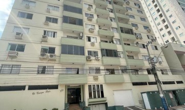 Cobertura com amplo terraço com churrasqueira à carvão no centro de Balneário Camboriú/SC