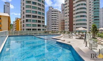 Apartamento quadra mar, com uma vista incrível, lazer completo no Pioneiros em Balneário Camboriú/SC